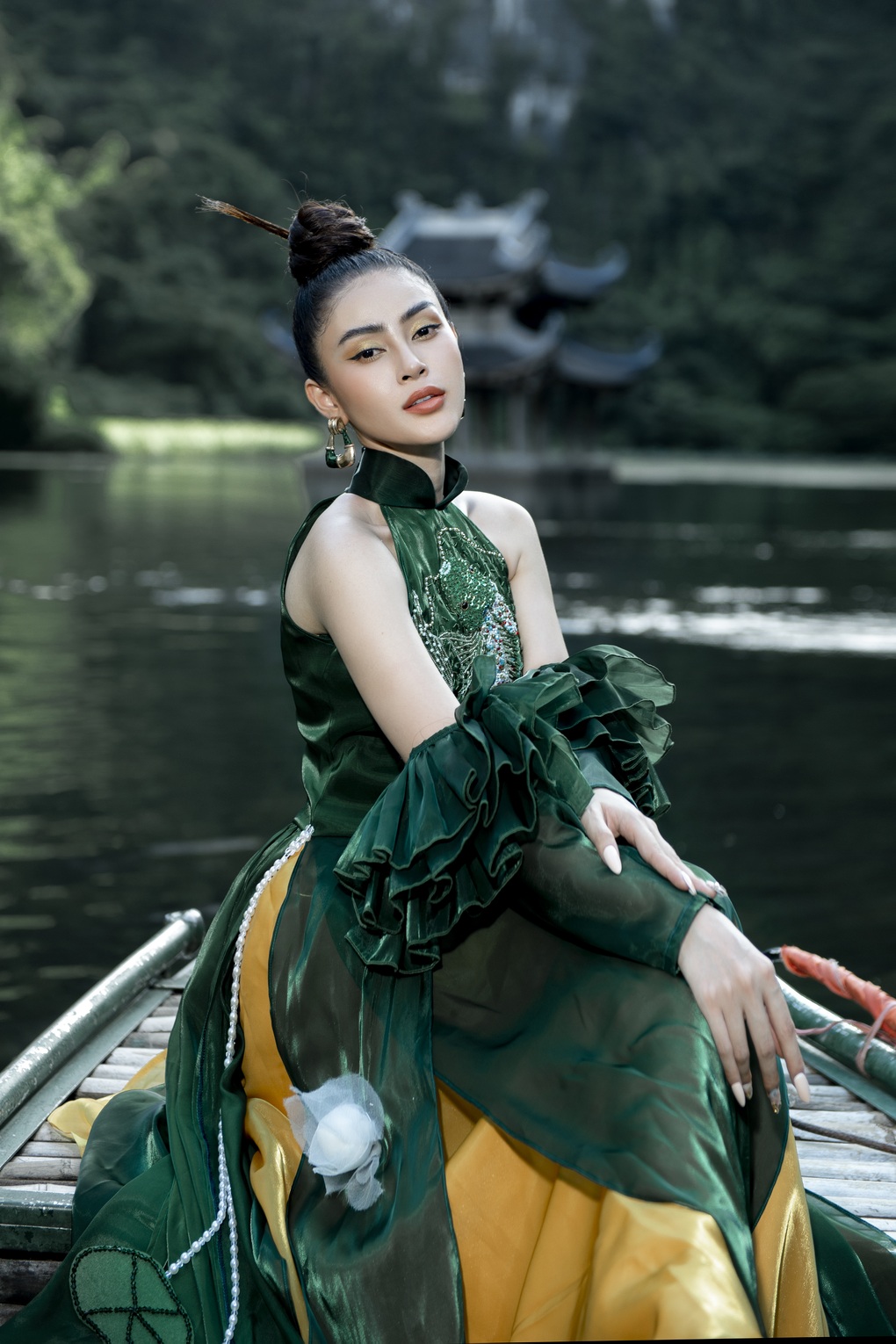 Hoa hậu Lý Kim Thảo diện áo dài cách điệu, khám phá Tràng An - 6 Hoa hậu Lý Kim Thảo diện áo dài cách điệu, khám phá Tràng An - 6