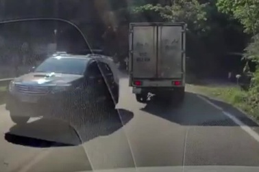 Hăng say đổ đèo, Toyota Foturner "rụng tai" vì va quệt với xe tải