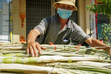 Trắng đêm bán mía mưu sinh ngày đầu năm