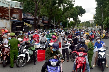 Xe cộ ùn ùn chờ khai báo "di biến động dân cư" tại chốt kiểm soát ở Sài Gòn