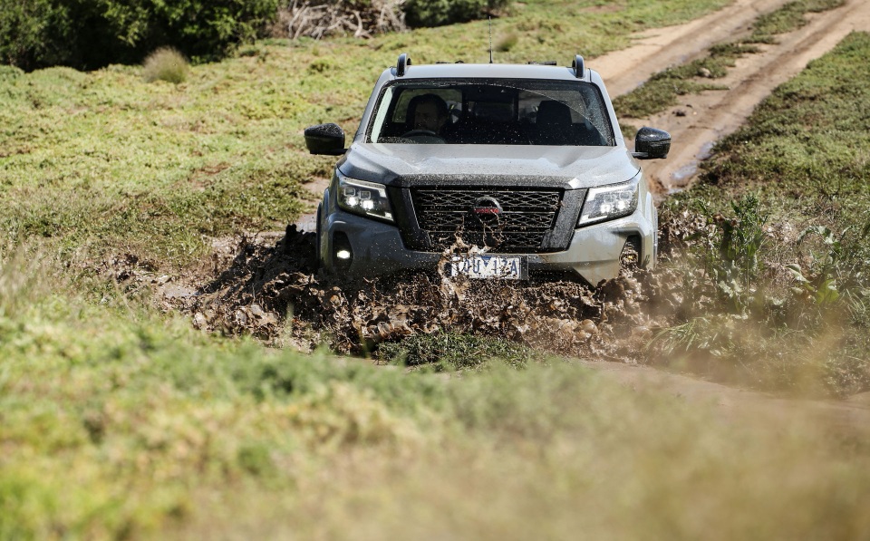 Nissan Navara 2021 xuất kích, sẵn sàng đấu với Ford Ranger - 17 Nissan Navara 2021 xuất kích, sẵn sàng đấu với Ford Ranger - 17