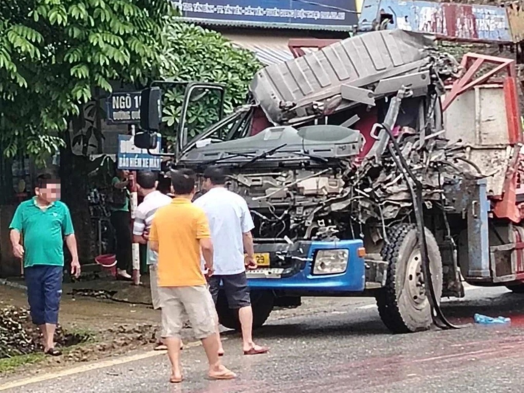 Tránh xe khách vượt ẩu, xe tải quăng đuôi vào xe khác - 1 Tránh xe khách vượt ẩu, xe tải quăng đuôi vào xe khác