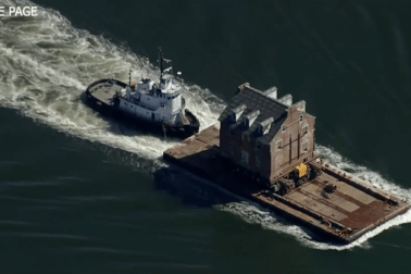 Di chuyển tòa nhà cổ gần 300 năm tuổi, nặng 400 tấn trên sông