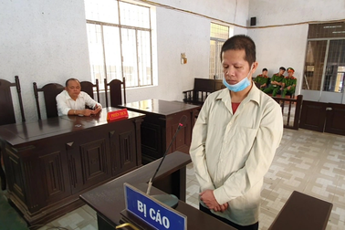 Người bố vô nhân tính cúi gầm mặt nhận 18 năm tù giam