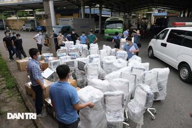 Chuyến tàu "đặc biệt" chuyển hàng trăm thiết bị y tế vào TPHCM