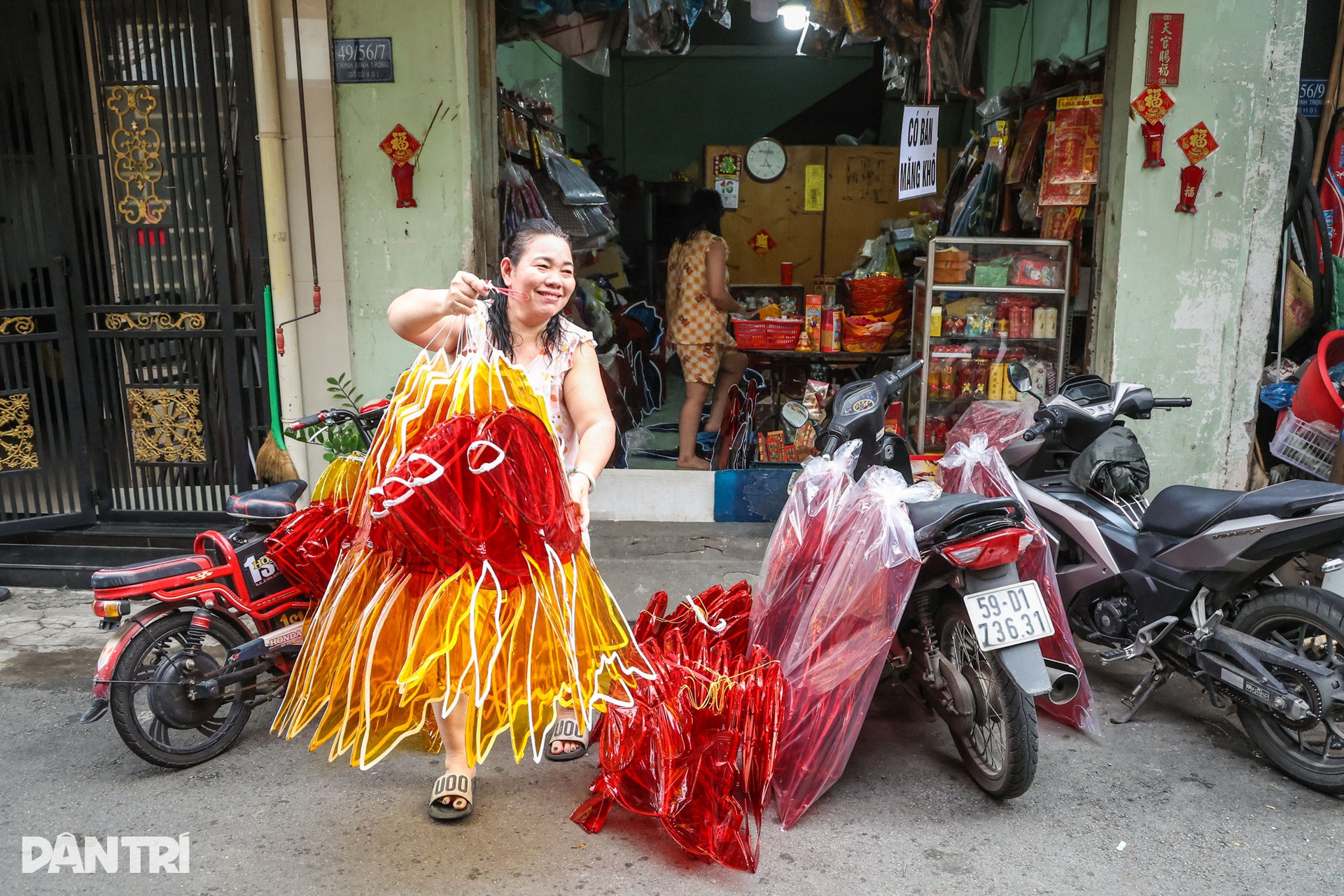 Người níu giữ, kẻ dần buông tay ở xóm lồng đèn hơn nửa thế kỷ tại TPHCM - 6
