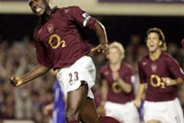 Sol Campbell giúp Arsenal toàn thắng sân nhà