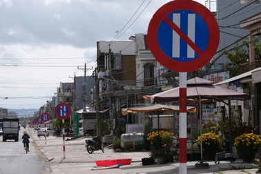 Chính quyền lý giải việc 1km đường có 23 biển cấm đỗ xe ở Lâm Đồng