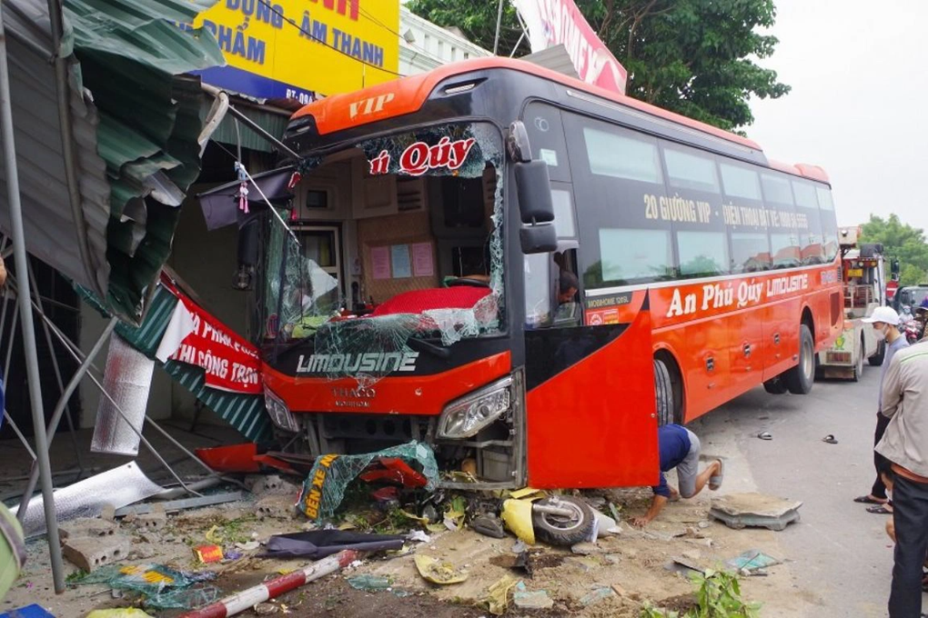 Ô tô khách đâm loạt xe máy, một người tử vong, 3 người cấp cứu - 1 Ô tô khách đâm loạt xe máy, một người tử vong, 3 người cấp cứu - 1