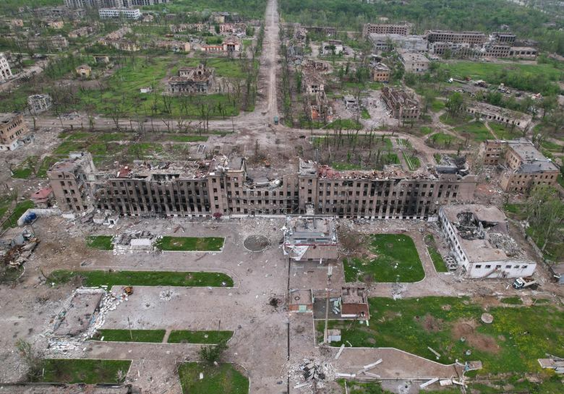 Ukraine tan hoang sau 3 tháng xung đột nhìn từ trên cao - 1