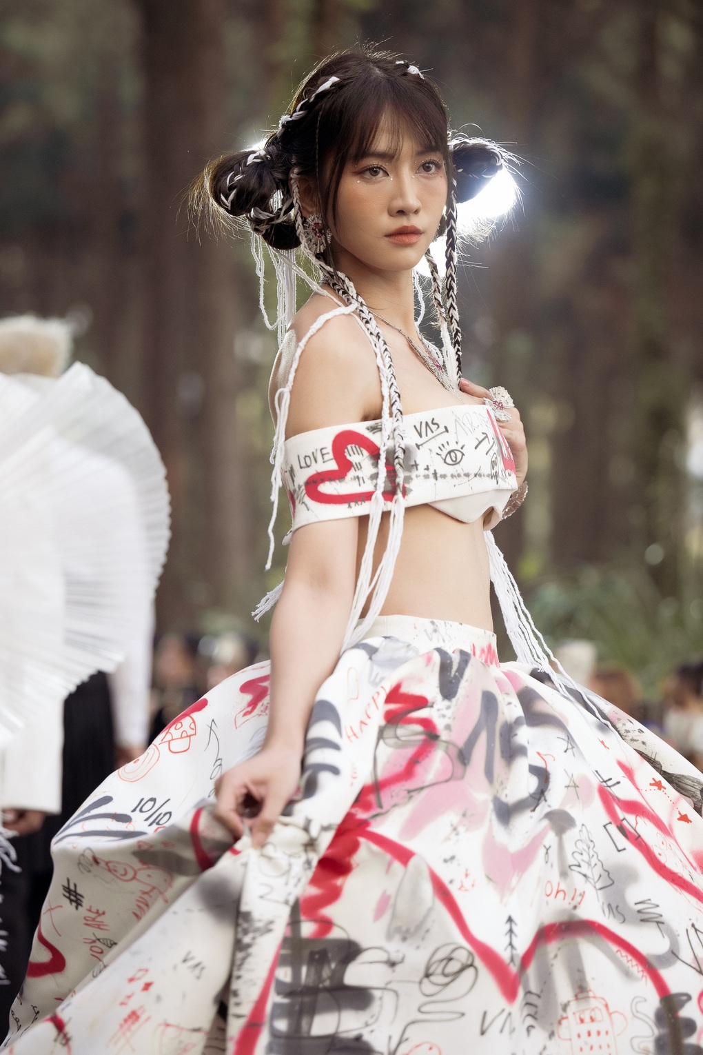 Denis Đặng catwalk chuyên nghiệp, biến hóa ấn tượng - 8 Denis Đặng catwalk chuyên nghiệp, biến hóa ấn tượng - 8