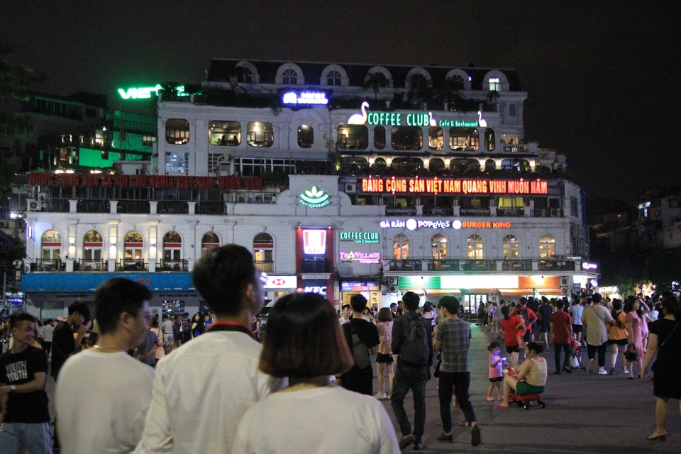 Phố đi bộ Hồ Gươm đông nghịt trở lại sau 3 tháng nghỉ dịch - 14 Phố đi bộ Hồ Gươm đông nghịt trở lại sau 3 tháng nghỉ dịch - 14