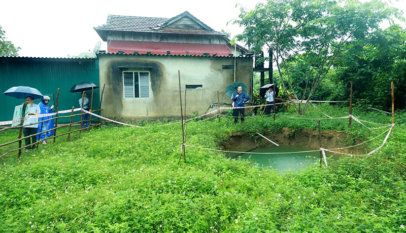 Hố tử thần sâu 12m nằm sát nhà dân - 1