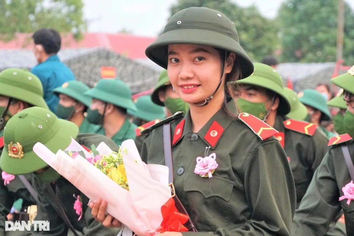 Người thân đội mưa bịn rịn tiễn tân binh lên đường nhập ngũ - 24 Người thân đội mưa bịn rịn tiễn tân binh lên đường nhập ngũ - 24