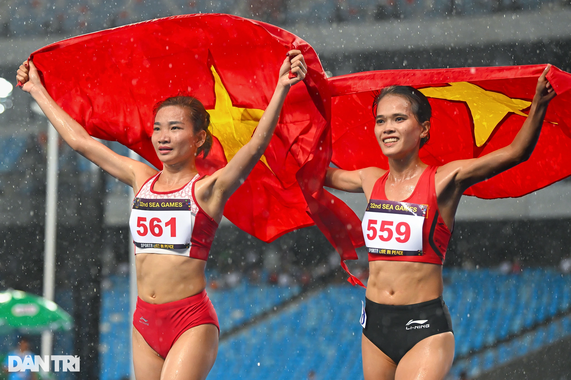 Nữ hoàng điền kinh Nguyễn Thị Oanh lập kỳ tích 4 HCV tại SEA Games 32 - 11 Nữ hoàng điền kinh Nguyễn Thị Oanh lập kỳ tích 4 HCV tại SEA Games 32 - 11