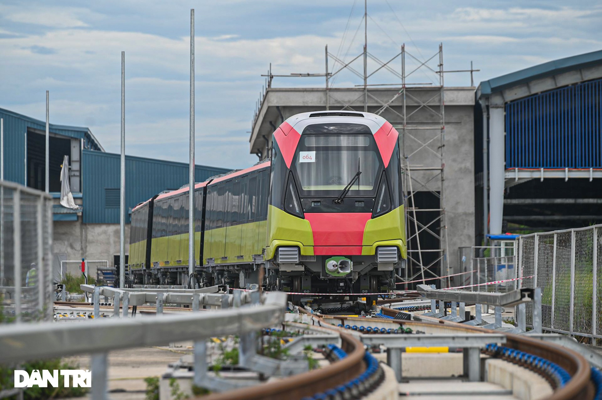 Cận cảnh đoàn tàu chạy thử toàn tuyến phần trên cao Metro Nhổn - ga Hà Nội - 2 Cận cảnh đoàn tàu chạy thử toàn tuyến phần trên cao Metro Nhổn - ga Hà Nội - 2