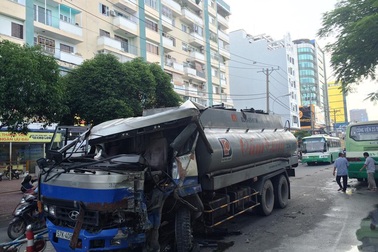 Xe chở xăng đâm xe buýt, hàng chục khách la hét hoảng loạn