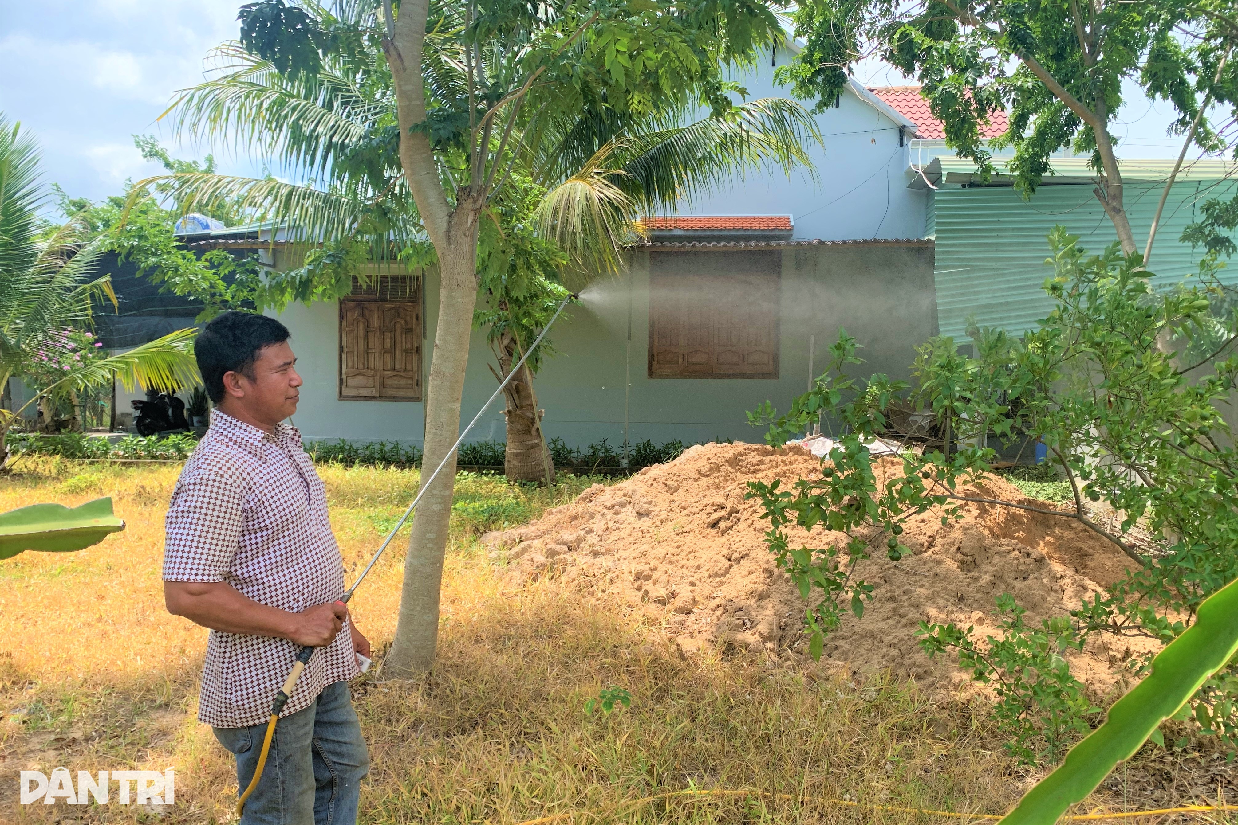 Anh nông dân lớp 5 làm máy phun thuốc, chặt mì, gieo hạt công nghệ sạch - 4 Anh nông dân lớp 5 làm máy phun thuốc, chặt mì, gieo hạt công nghệ sạch - 4