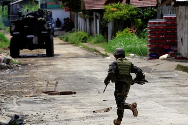 Phiến quân chiếm đóng thành phố của Philippines “bỏ của chạy lấy người”