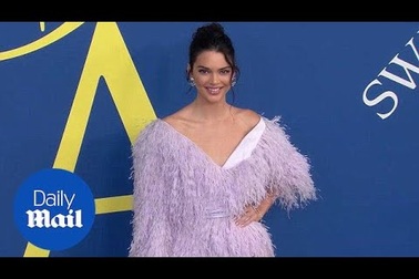 Kendall Jenner diện váy sành điệu