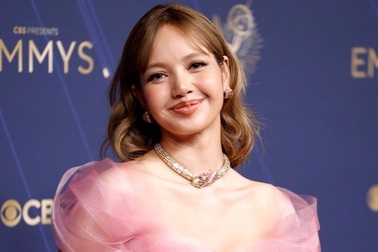 Lisa hóa công chúa dịu dàng, cô dâu tương lai Selena Gomez đẹp quyến rũ