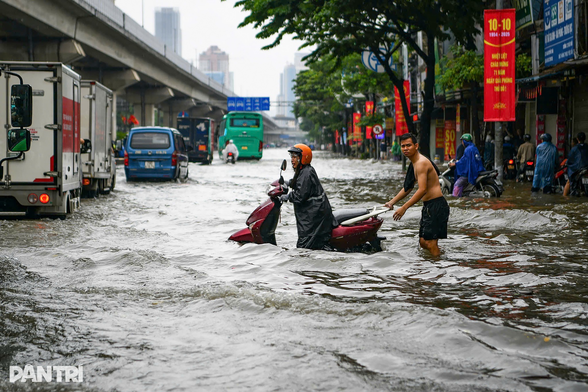 Ngập từ nhà ra phố, người dân Hà Nội quay cuồng giữa biển nước - 2 Ngập từ nhà ra phố, người dân Hà Nội quay cuồng giữa biển nước - 2