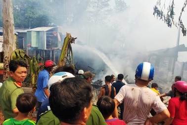 10 căn nhà ở vùng biên giới bị lửa thiêu rụi