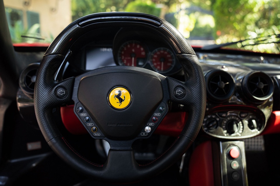 Soi chi tiết siêu xe Ferrari Enzo vừa lập kỷ lục bán đấu giá trực tuyến - 22 Soi chi tiết siêu xe Ferrari Enzo vừa lập kỷ lục bán đấu giá trực tuyến - 22