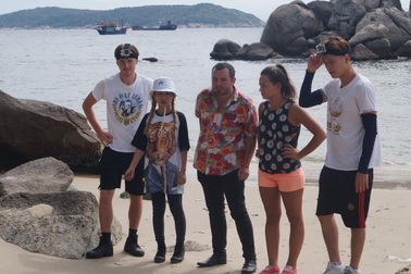 Hằng Bing Boong - Ngọc Khanh “khóc thét” vì sợ hải sản