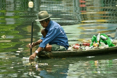 Ông lão nhọc nhằn mưu sinh trên dòng kênh đen