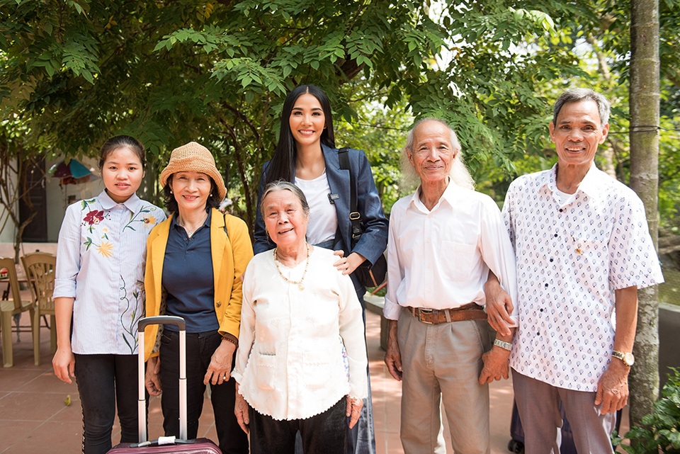 Hoàng Thùy về thăm quê nhà trước khi lên đường dự thi hoa hậu hoàn vũ - 2 Hoàng Thùy về thăm quê nhà trước khi lên đường dự thi hoa hậu hoàn vũ - 2