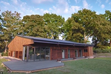 Cặp đôi biến nhà kho cũ thành nơi ở "truyền cảm hứng" gây xúc động