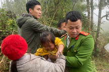 Bé gái 2 tuổi mất tích bí ẩn, cả trăm người tìm kiếm suốt ngày đêm