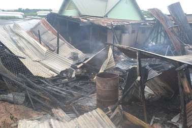 Bị lửa thiêu rụi nhà khi đang dựng rạp đám cưới con