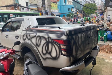 Đỗ chắn lối cửa hàng, xe bị sơn chằng chịt: Tại anh, tại ả tại cả đôi bên?