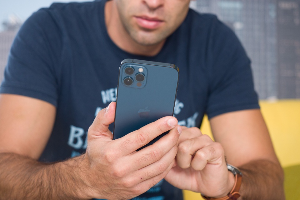 iPhone 12 sụt pin nhanh hơn iPhone 11 khi chơi game, xem YouTube - 1 iPhone 12 sụt pin nhanh hơn iPhone 11 khi chơi game, xem YouTube - 1