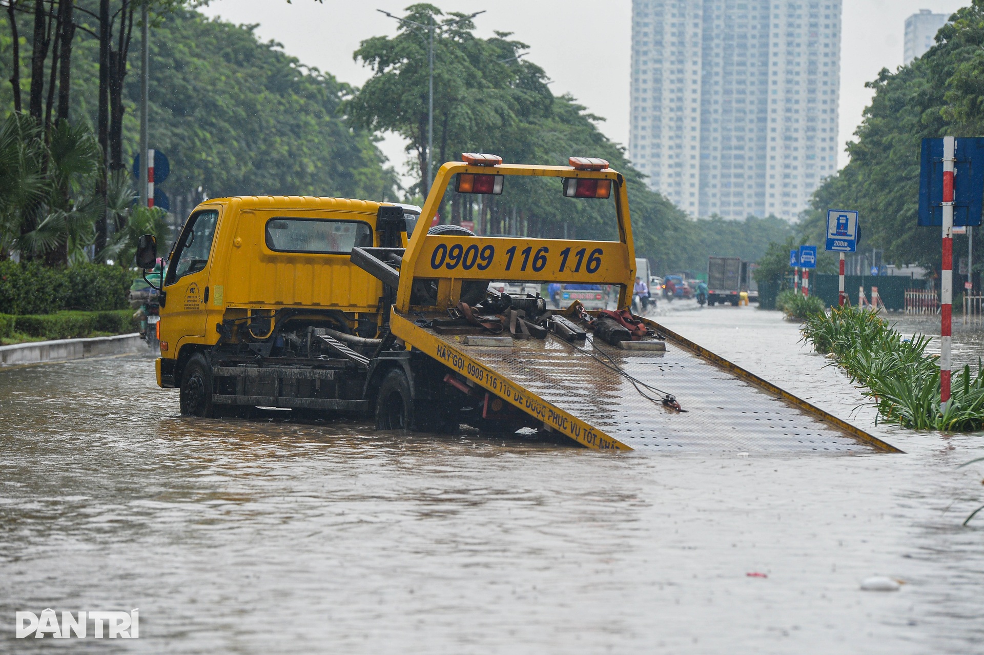 Hàng loạt ô tô ở Hà Nội bồng bềnh trong biển nước - 3 Hàng loạt ô tô ở Hà Nội bồng bềnh trong biển nước - 3