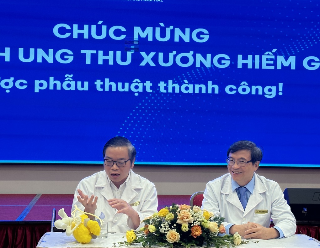 Nam sinh 19 tuổi ở Hà Nội có khối u xương khổng lồ nặng 2kg - 3 Nam sinh 19 tuổi ở Hà Nội có khối u xương khổng lồ nặng 2kg - 3