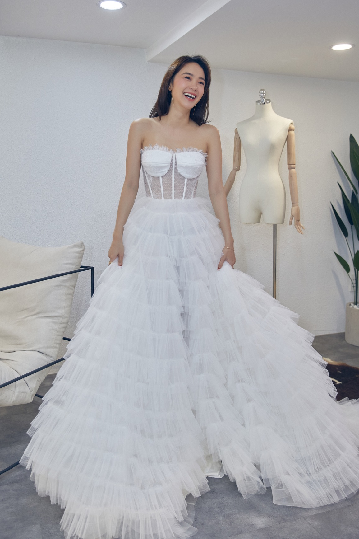 Hé lộ bộ váy vô giá được Minh Hằng diện khi chụp ảnh cưới - 6 Hé lộ bộ váy vô giá được Minh Hằng diện khi chụp ảnh cưới - 6