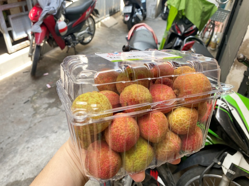 Người Sài Gòn săn vải thiều tiến Vua dù giá cao ngất ngưởng - 2 Người Sài Gòn săn vải thiều tiến Vua dù giá cao ngất ngưởng - 2