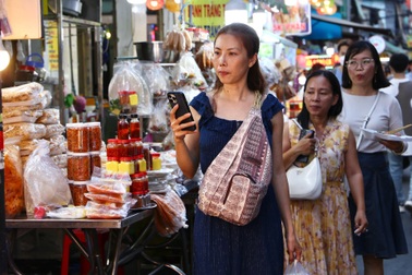 Thu phí vỉa hè tại TPHCM: Đặt lên bàn cân nhu cầu mưu sinh và đi bộ