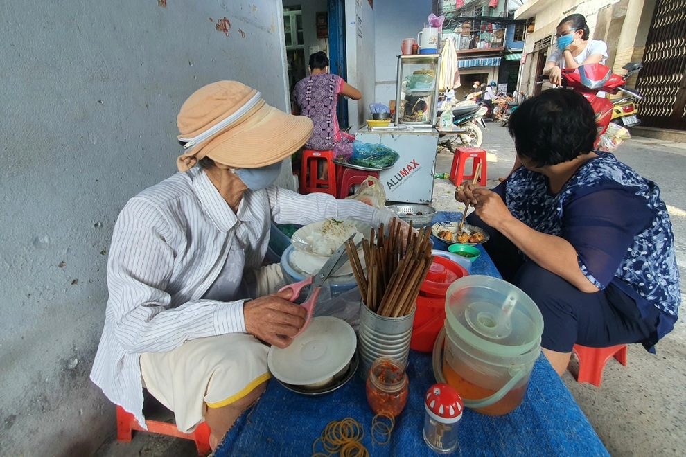 Cụ bà bán bánh ướt 1.000 đồng cho lao động nghèo, hòa vốn là vui rồi - 1 Cụ bà bán bánh ướt 1.000 đồng cho lao động nghèo, hòa vốn là vui rồi - 1
