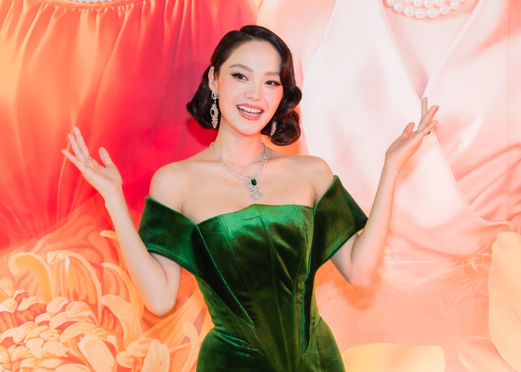 Minh Hằng phản ứng bất ngờ khi bị ép khoe ảnh chồng - 1 Minh Hằng phản ứng bất ngờ khi bị ép khoe ảnh chồng - 1