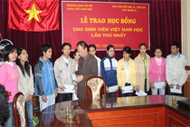 Báo Dân trí trao học bổng cho sinh viên khoa Việt Nam học 