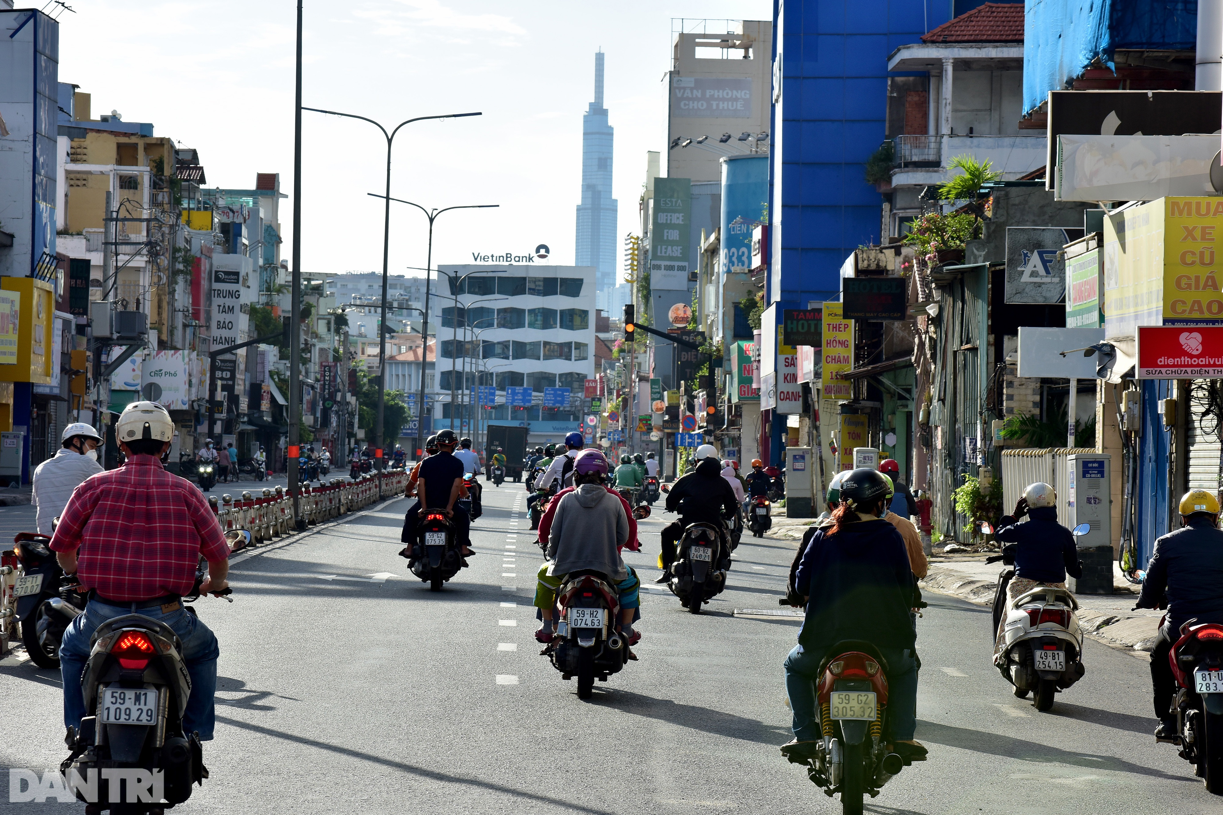 Đường phố Sài Gòn ùn ùn xe cộ, nhiều người bị xử phạt ra ngoài không lý do - 1 Đường phố Sài Gòn ùn ùn xe cộ, nhiều người bị xử phạt ra ngoài không lý do - 1