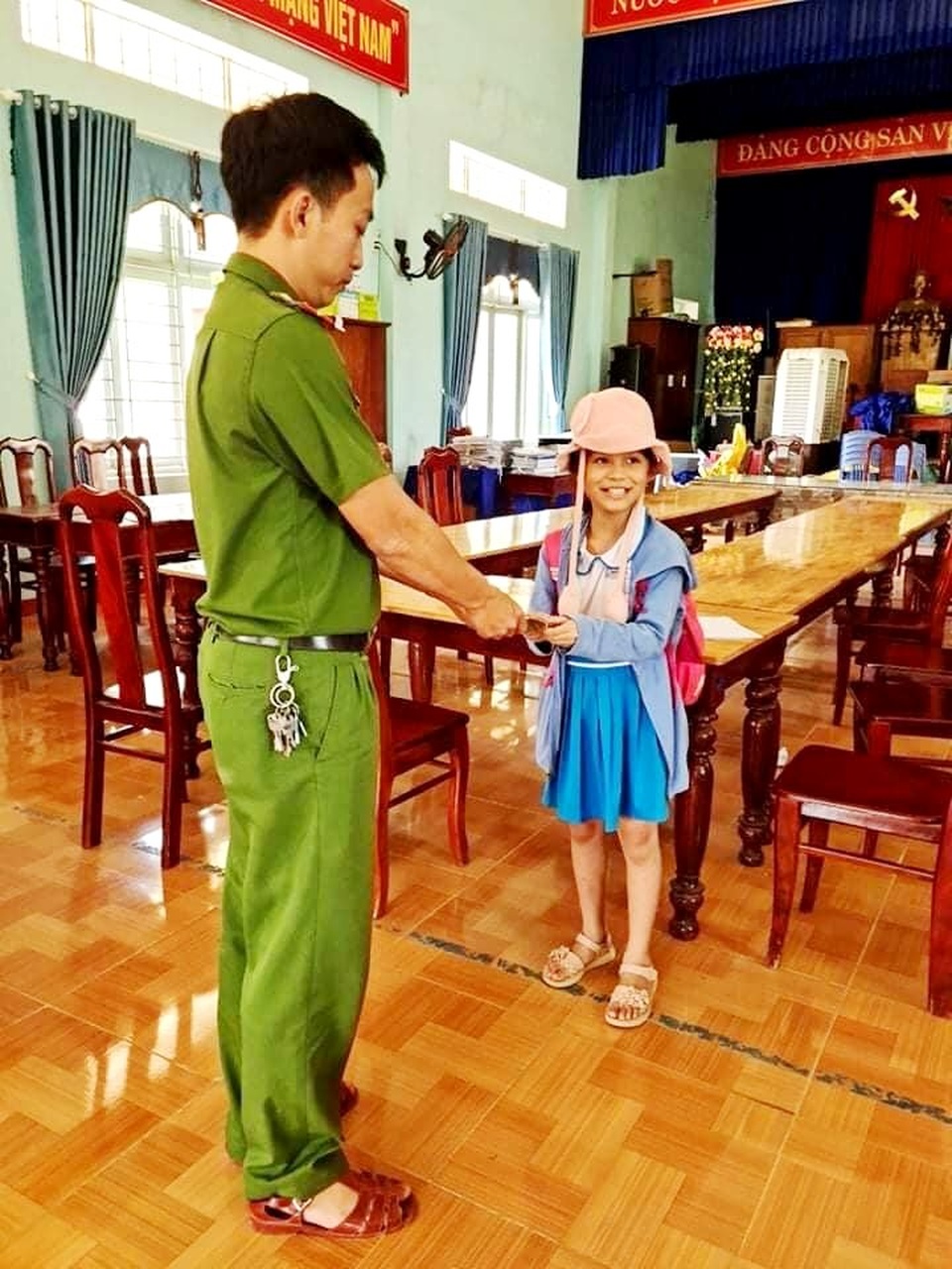 Học sinh lớp 2 nhặt được 20 triệu đồng, trả lại người đánh rơi - 2 Học sinh lớp 2 nhặt được 20 triệu đồng, trả lại người đánh rơi - 2