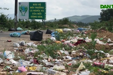 "Con đường rác" ở trung tâm huyện nông thôn mới