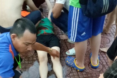 Bể bơi rò điện, nhiều người đang bơi bị điện giật