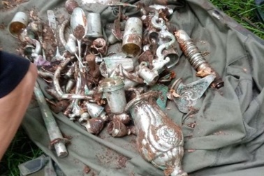 Đào được kho báu đầy cổ vật bằng bạc tại lâu đài 600 năm tuổi