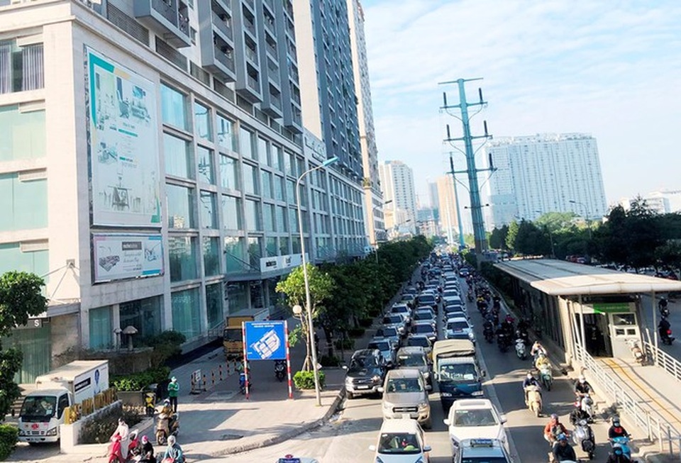 Cận cảnh cao ốc nhấn chìm con đường BT Hà Nội - 2 Cận cảnh cao ốc nhấn chìm con đường BT Hà Nội - 2